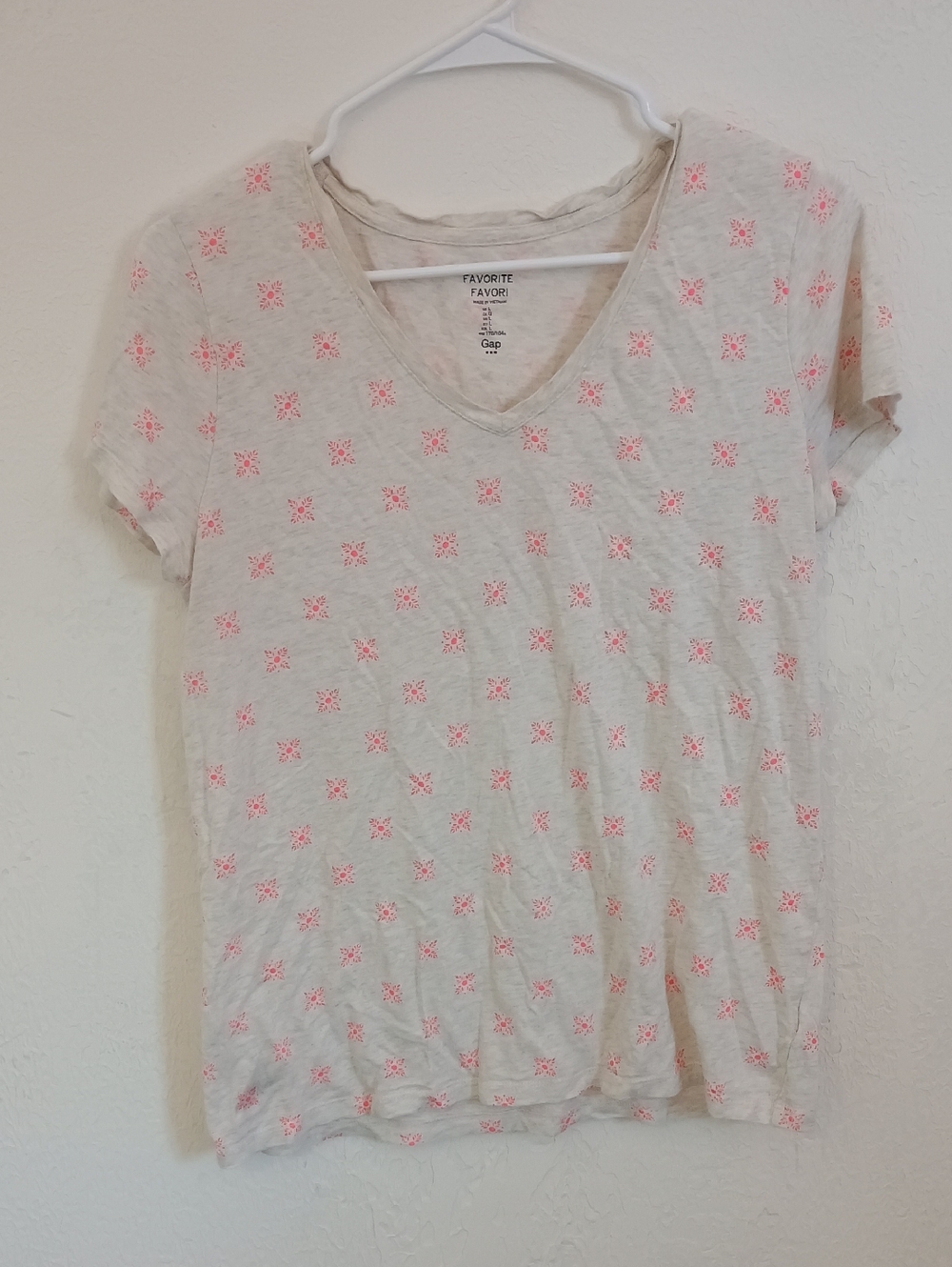 GAP Light Gray V-Neck Short Sleeve Tee with Pink Geometric Print